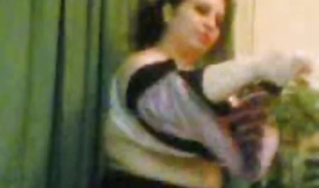 کفش سفید بزرگ و یک گردنبند سکس فول اچ دی طلایی