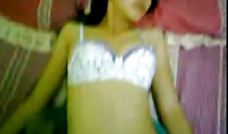 مادربزرگ بیدمشک او سکس با کیفیت فول اچ دی را در خارج از منزل آشغال می کند