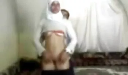 Rauchende MILF steckt sich Gemuese در die فول سکی rasierte Fotze!
