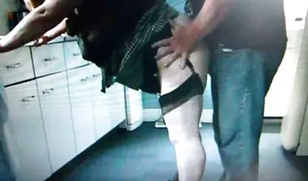 قبل از چفت فیلم های سینمایی فول سکسی شدن ، Domina با انگشت زیر شیروانی حرکت می کند