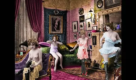 مدل زیبا در لباس زیر زنانه برای گرفتن وجه نقد در دفتر وام فول سکسی اینستاگرام می پذیرد