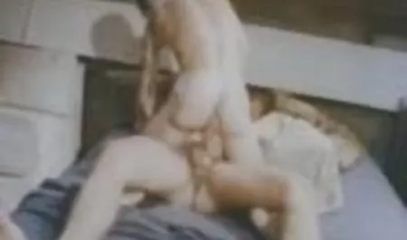 شخص ساده و معصوم زیبا عاشق نشان دادن ریزه اندام خود را فول سگسی بر روی دوربین