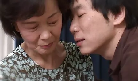 یوروبابهای بیدمشک بر پسر برهنه خوش شانس سکس فول اچ تسلط دارند